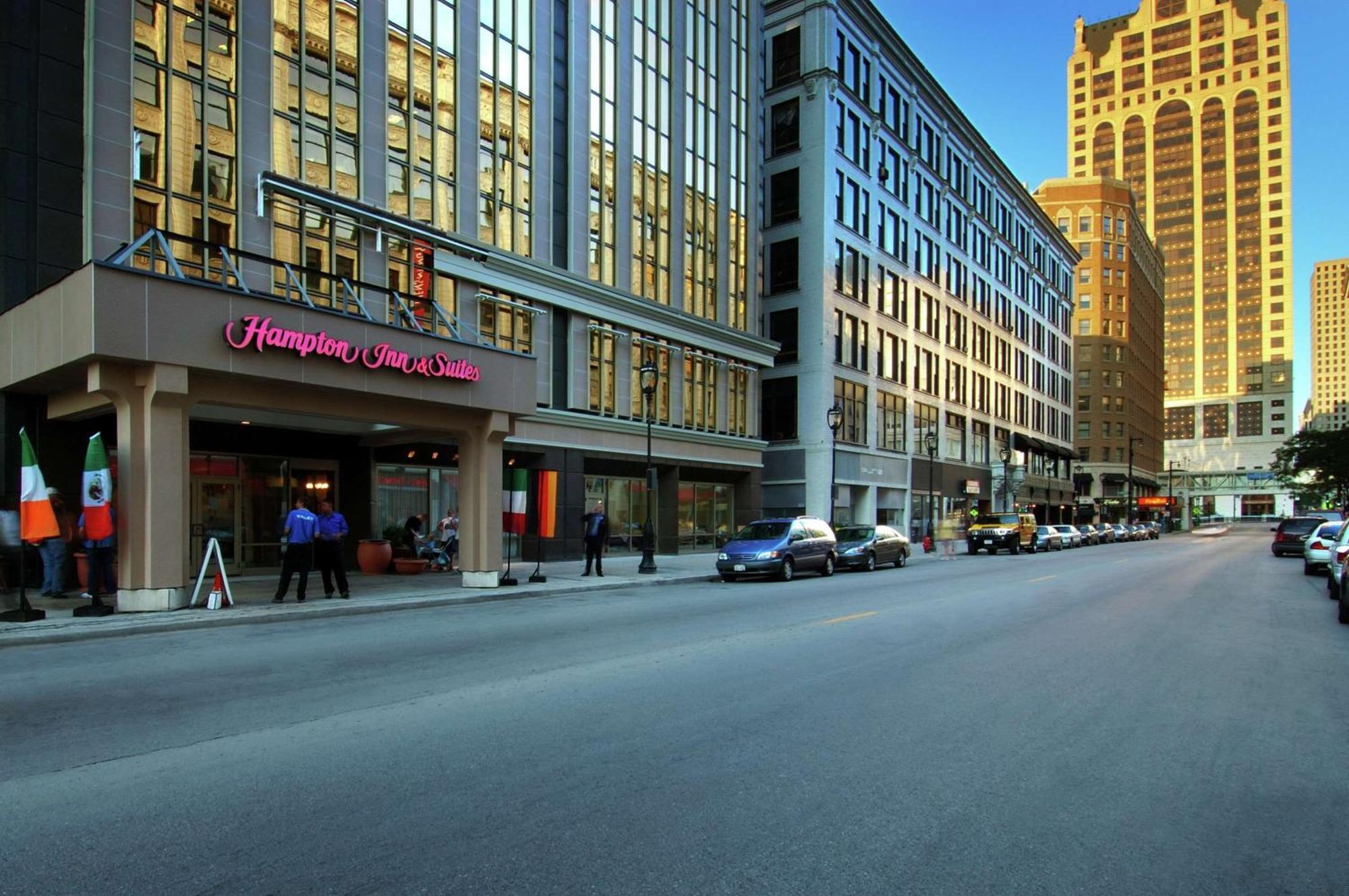Hampton Inn & Suites Milwaukee Downtown Exterior foto